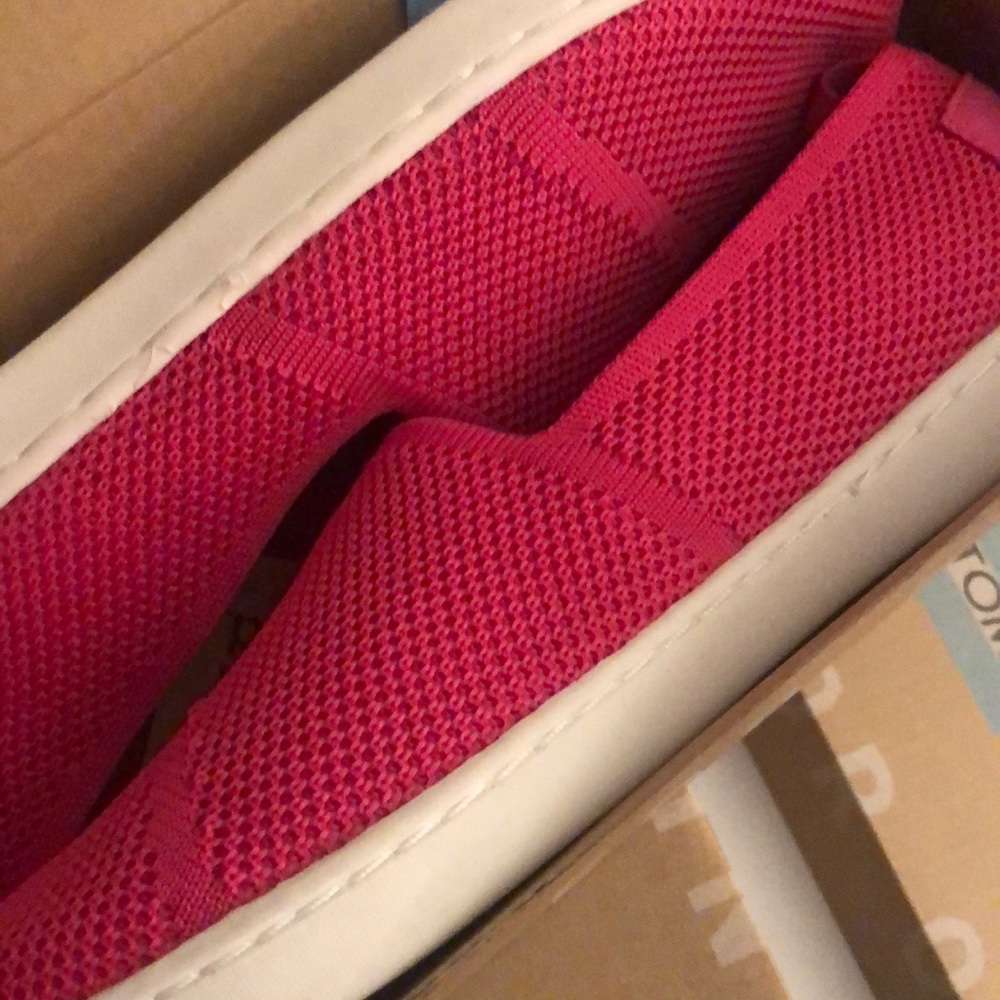 Girl’s Toms Classic Fuchsia Mesh shoes